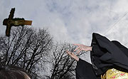 3 x wird das Kreuz in die Isar geworfe  (Foto: Ingrid Grossmann)